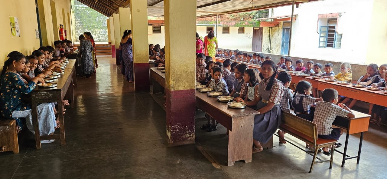 A Special Lunch Day at Alevoor Poornaprajna Public School