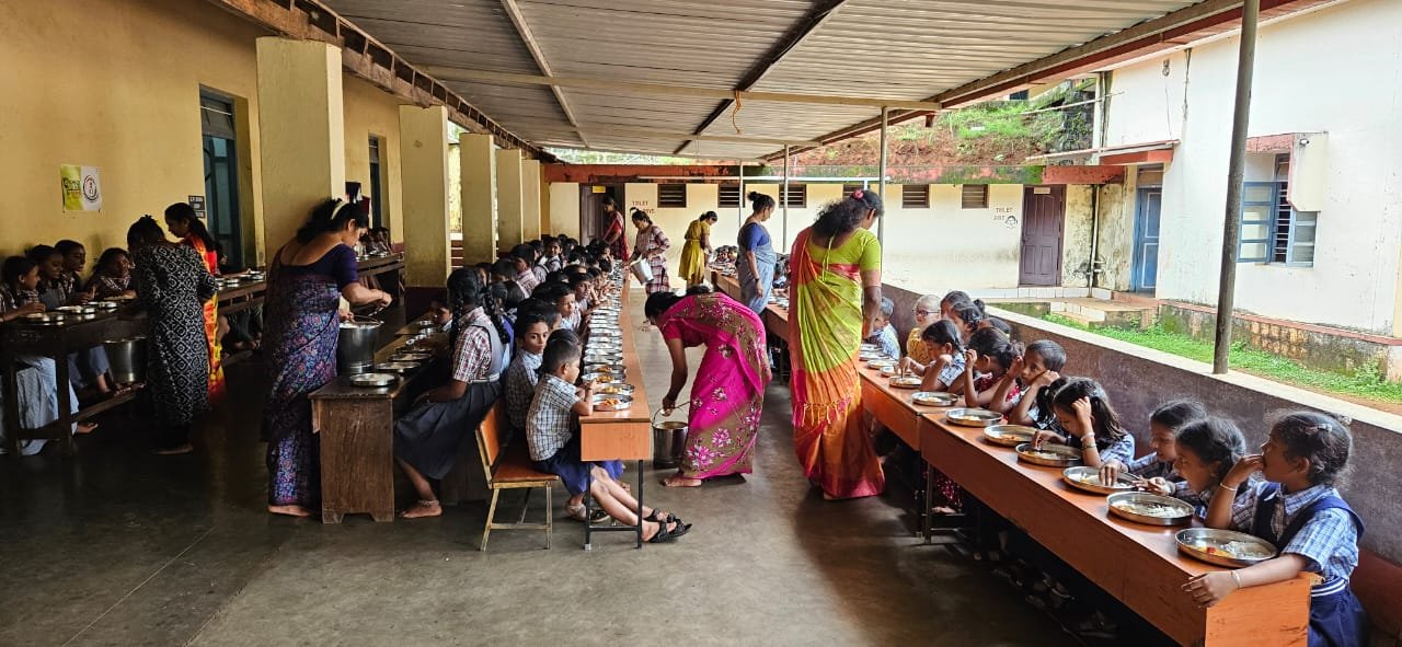 A Special Lunch Day at Alevoor Poornaprajna Public School